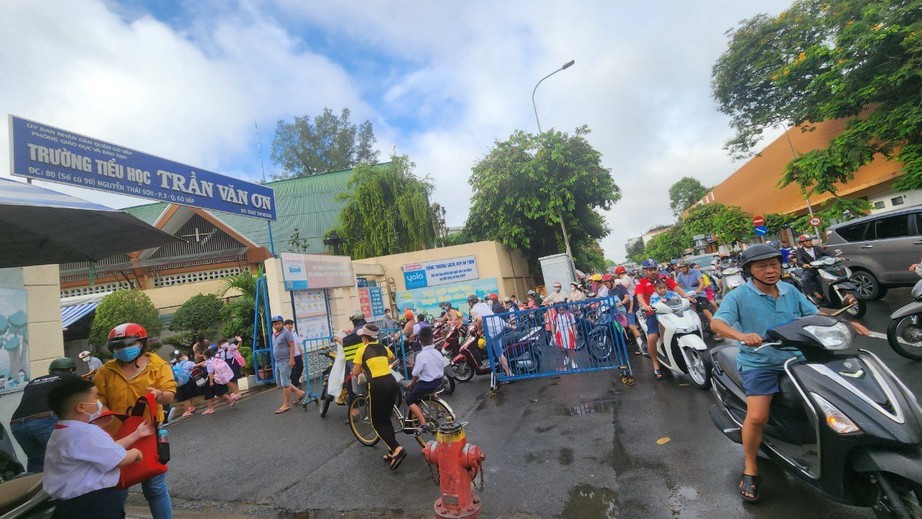 TP.HCM th&ocirc;ng tho&aacute;ng ng&agrave;y khai trường - Ảnh 2.