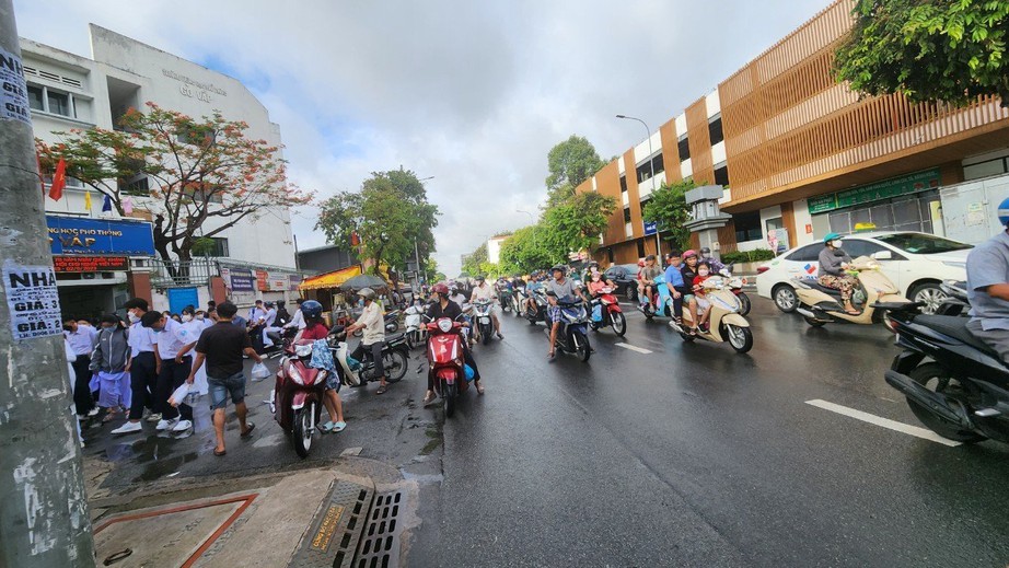 TP.HCM th&ocirc;ng tho&aacute;ng ng&agrave;y khai trường - Ảnh 5.