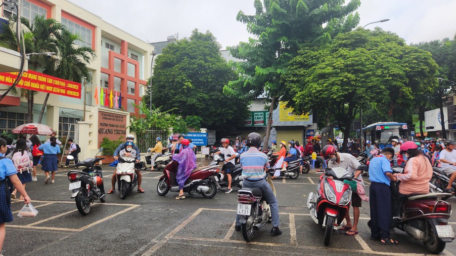 TP.HCM th&ocirc;ng tho&aacute;ng ng&agrave;y khai trường - Ảnh 7.