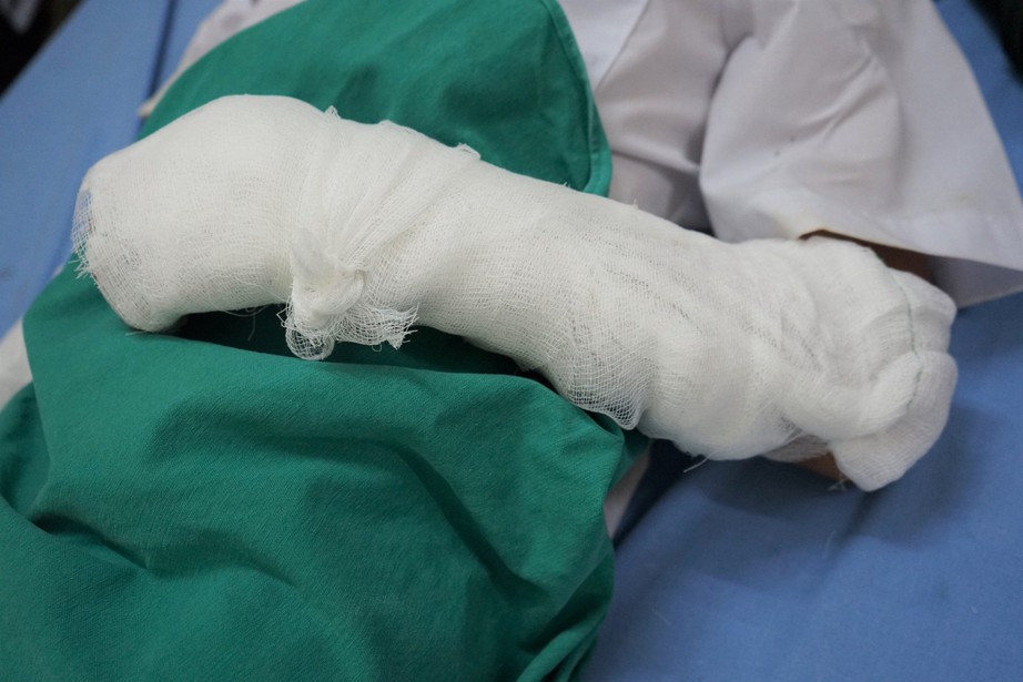 Th&ocirc;ng tin mới nhất vụ nổ b&oacute;ng bay khiến 10 học sinh nhập viện ở Thanh Ho&aacute; - Ảnh 3.