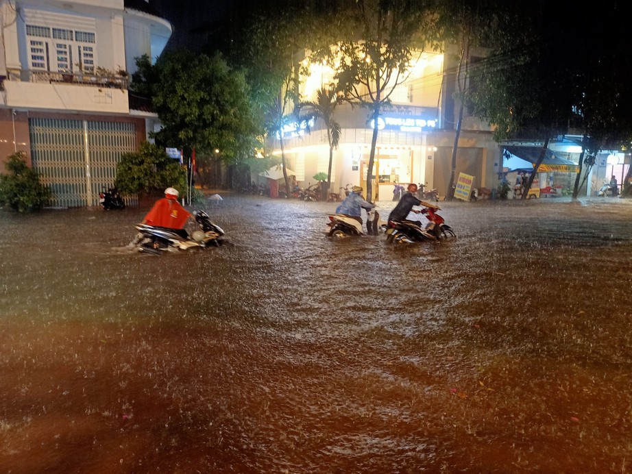 Nhiều tuyến đường ở Quy Nhơn ngập trong nước, người d&acirc;n b&igrave; bỏm dắt xe chết m&aacute;y - Ảnh 1.