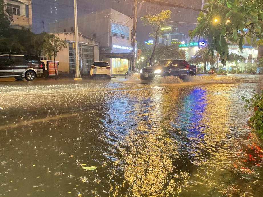 Nhiều tuyến đường ở Quy Nhơn ngập trong nước, người d&acirc;n b&igrave; bỏm dắt xe chết m&aacute;y - Ảnh 4.