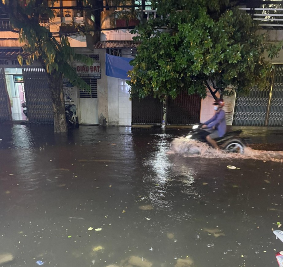 Nhiều tuyến đường ở Quy Nhơn ngập trong nước, người d&acirc;n b&igrave; bỏm dắt xe chết m&aacute;y - Ảnh 2.