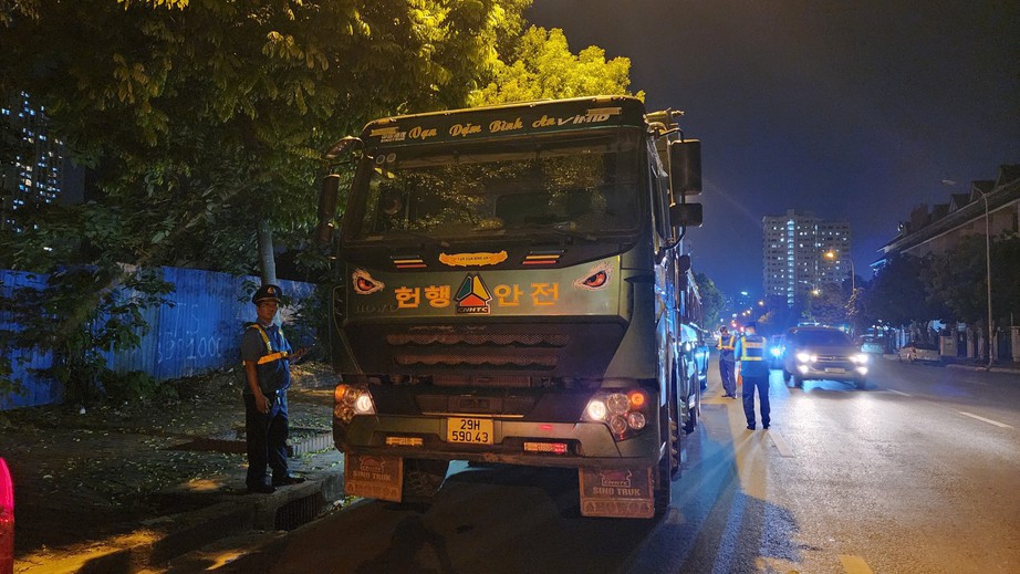 T&agrave;i xế xe qu&aacute; tải ch&acirc;y &igrave; suốt 10 tiếng vẫn bị xử l&yacute; - Ảnh 1.