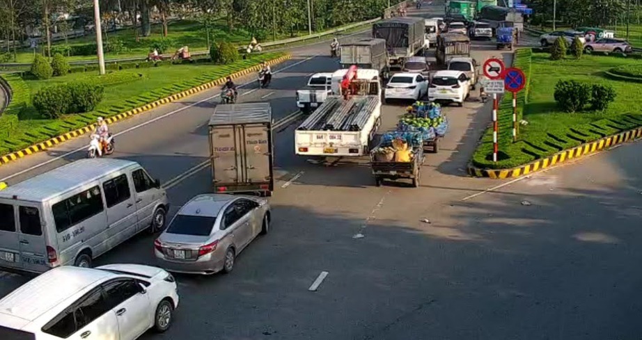 Cầu Rạch Miễu kẹt xe nghiêm trọng do tai nạn giao thông - Ảnh 2. Cầu Rạch Miễu kẹt xe nghiêm trọng do tai nạn giao thông - Ảnh 2.