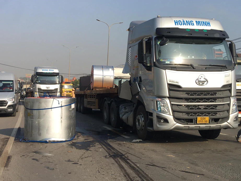 Sửa quy định ngăn xe chở cuộn th&eacute;p chằng buộc kh&ocirc;ng chắc chắn g&acirc;y tai nạn - Ảnh 1.