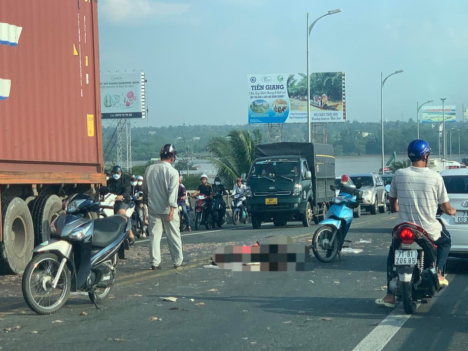 Cầu Rạch Miễu kẹt xe nghiêm trọng do tai nạn giao thông - Ảnh 1. Cầu Rạch Miễu kẹt xe nghiêm trọng do tai nạn giao thông - Ảnh 1.