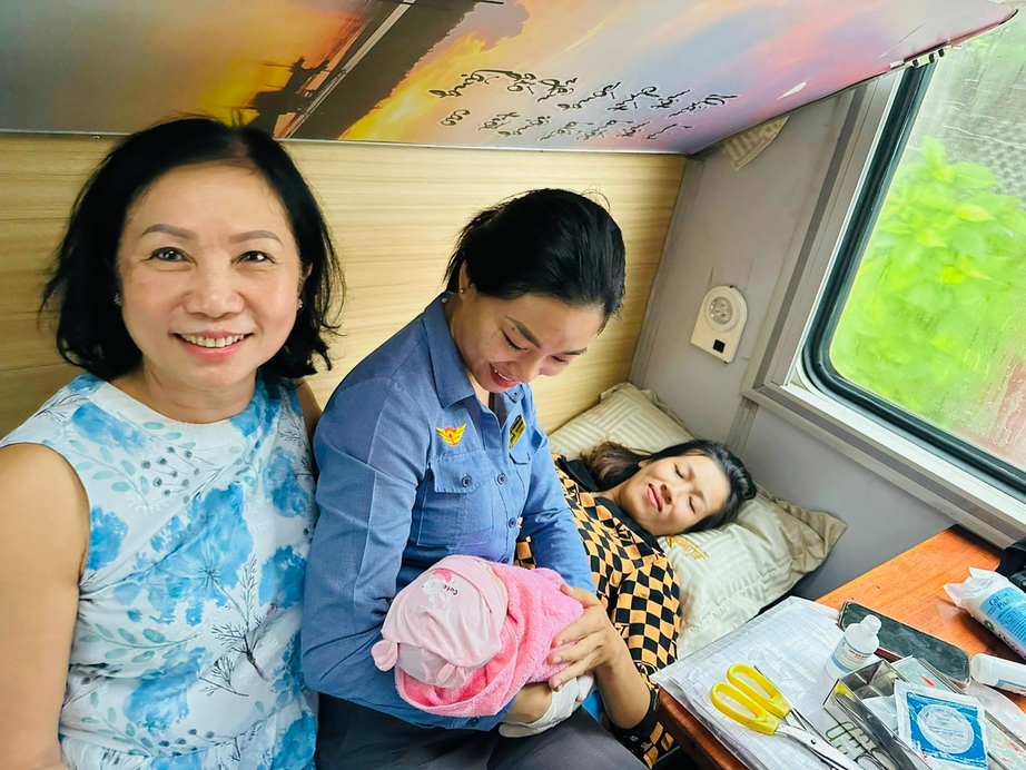 Nữ h&agrave;nh kh&aacute;ch sinh con an to&agrave;n tr&ecirc;n t&agrave;u Đ&agrave; Nẵng - Ảnh 1.