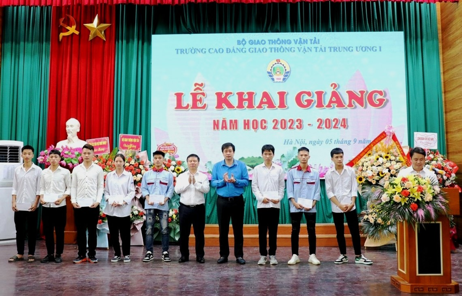 C&ocirc;ng đo&agrave;n GTVT Việt Nam trao học bổng sinh vi&ecirc;n giao th&ocirc;ng vượt kh&oacute; - Ảnh 1.