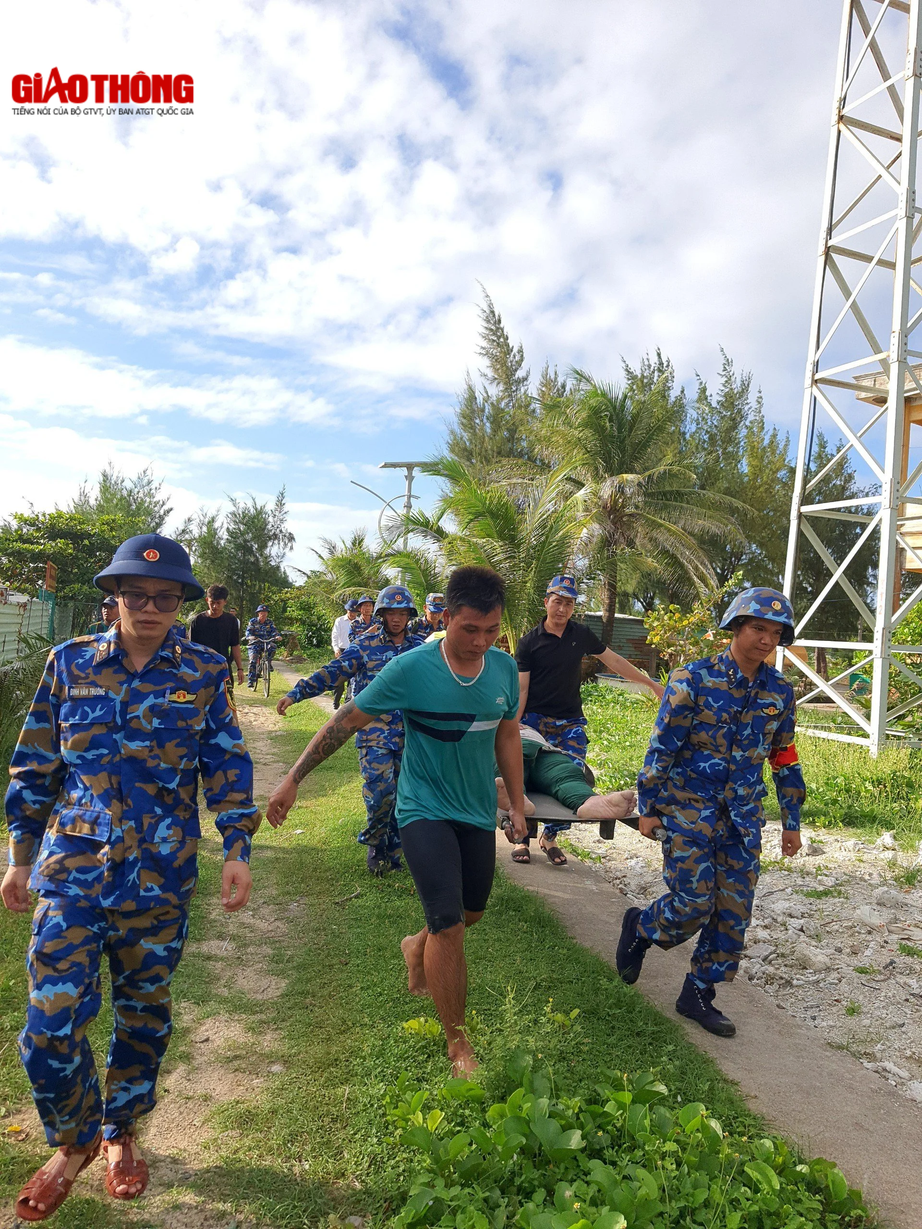 Trực thăng đưa ngư d&acirc;n bị sự cố lặn biển ở Trường Sa v&agrave;o bờ chữa trị - Ảnh 1.