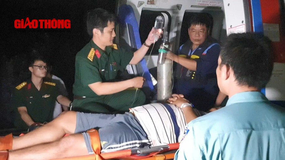 Trực thăng đưa ngư d&acirc;n bị sự cố lặn biển ở Trường Sa v&agrave;o bờ chữa trị - Ảnh 3.