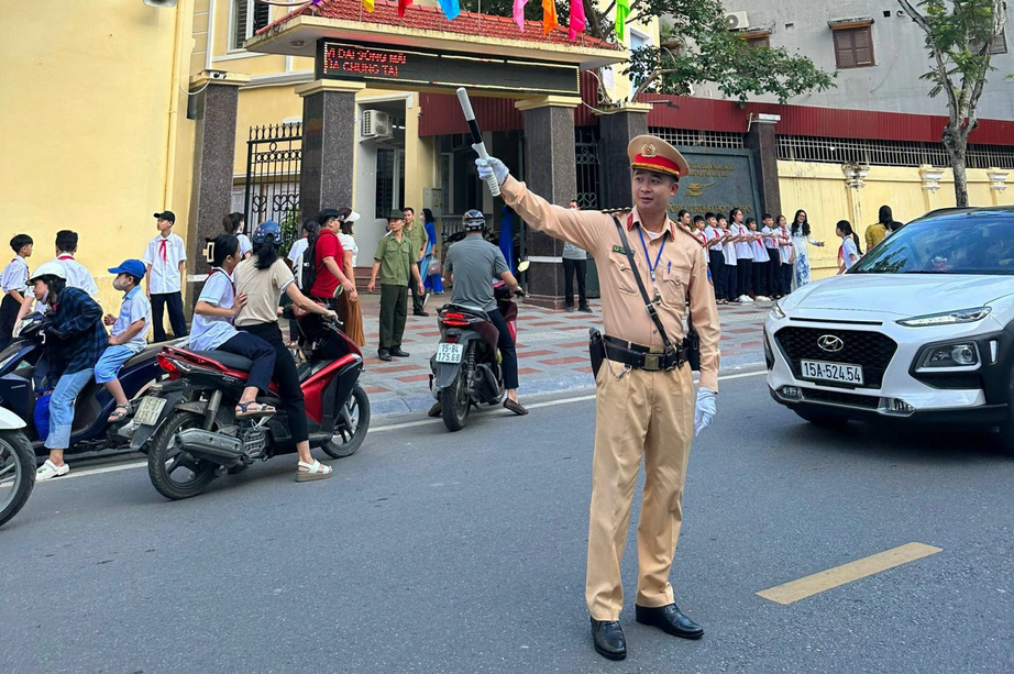 Hải Ph&ograve;ng: Sẽ kiểm điểm tr&aacute;ch nhiệm đối với Trưởng c&ocirc;ng an c&aacute;c đơn vị, địa phương nếu xảy để xảy ra tai nạn giao th&ocirc;ng li&ecirc;n quan đến học sinh - Ảnh 1.