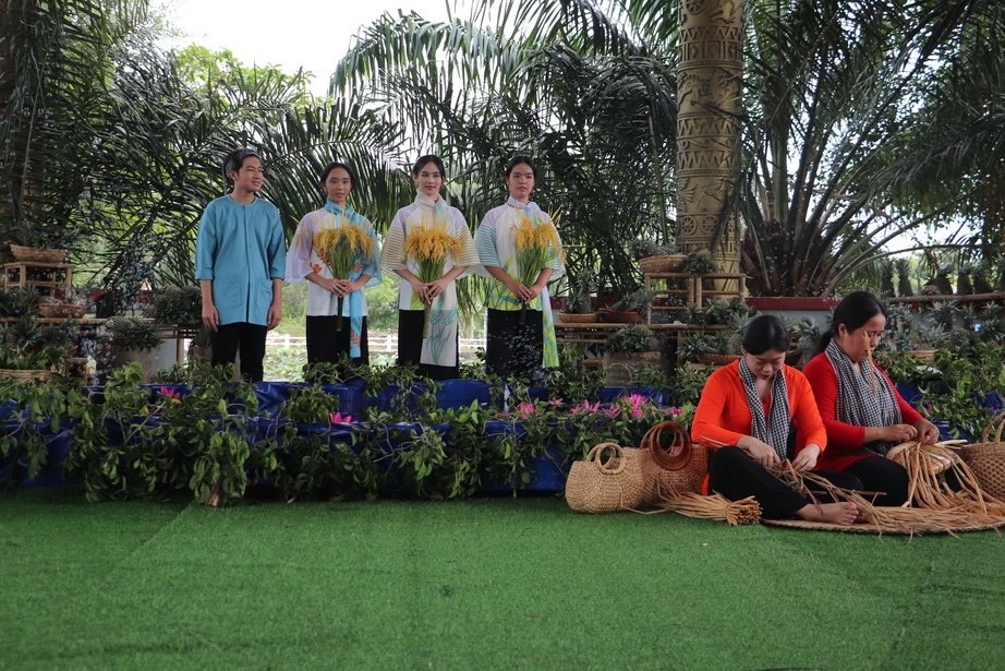 Hậu Giang sẽ dệt vải từ kh&oacute;m cầu Đ&uacute;c để may &aacute;o b&agrave; ba - Ảnh 1.