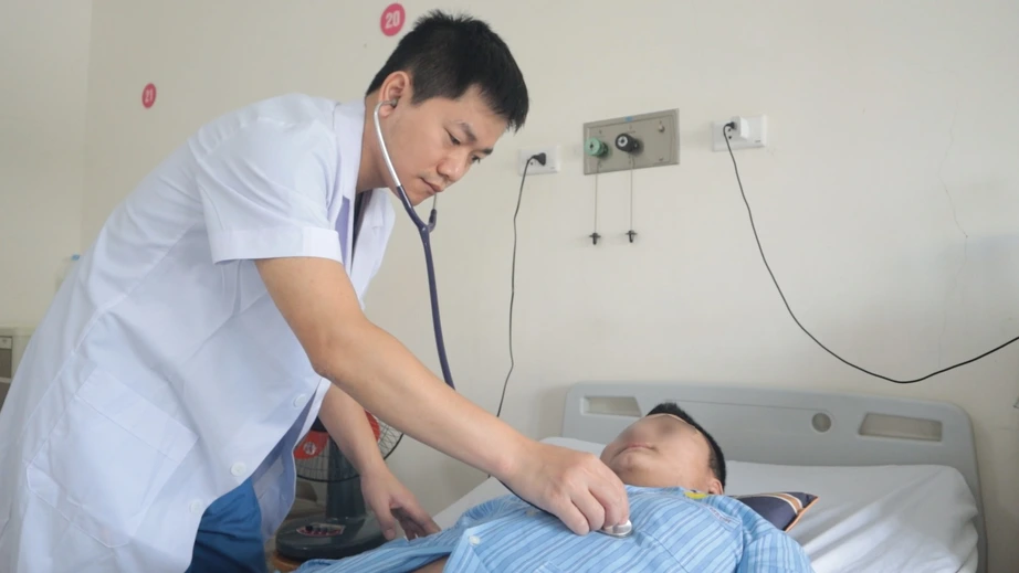 Lốp &ocirc; t&ocirc; bất ngờ ph&aacute;t nổ khiến nam thanh ni&ecirc;n ngất tại chỗ - Ảnh 1.