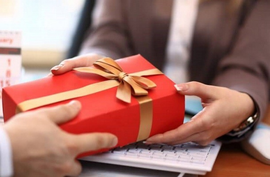 23 c&aacute;n bộ nộp lại qu&agrave; tặng với số tiền 93 triệu đồng - Ảnh 1.