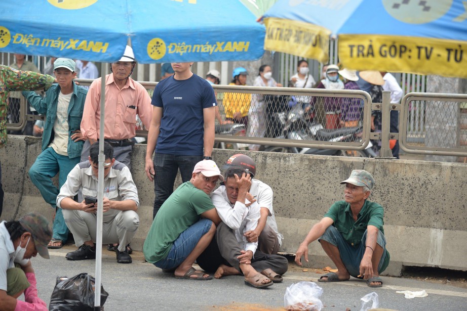 Vụ TNGT ở Quảng Ng&atilde;i: Đau l&ograve;ng cảnh cha gi&agrave; ng&atilde; gục b&ecirc;n con trai v&agrave; ch&aacute;u nội - Ảnh 1.