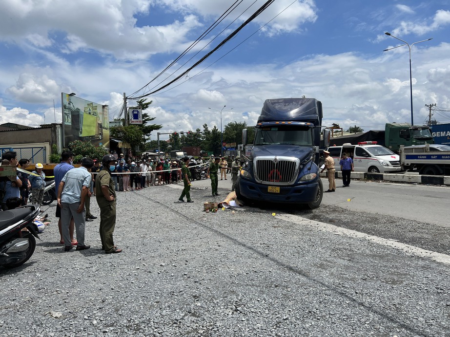 Xe đầu k&eacute;o rẽ v&agrave;o c&acirc;y xăng c&aacute;n chết nữ sinh lớp 8 đang đi học  - Ảnh 1.