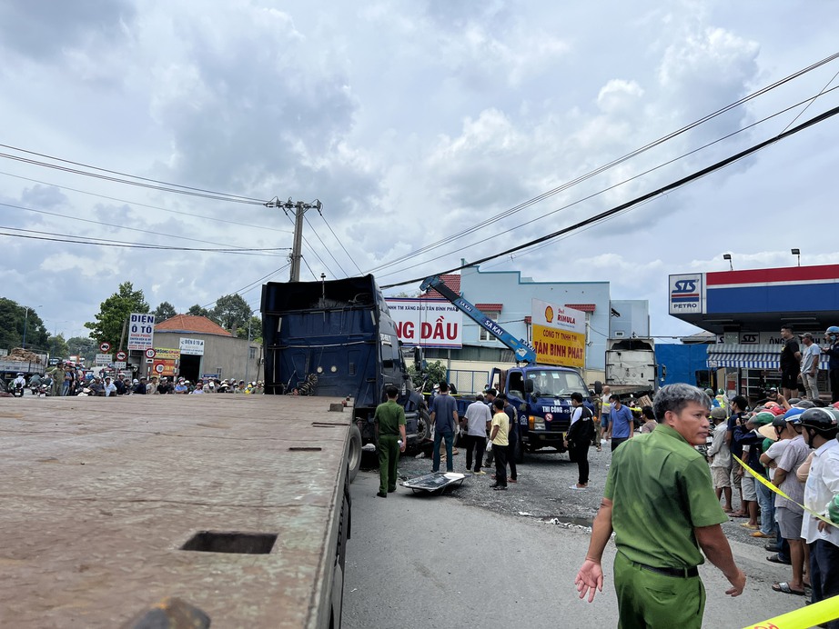 Xe đầu k&eacute;o rẽ v&agrave;o c&acirc;y xăng c&aacute;n chết nữ sinh lớp 8 đang đi học  - Ảnh 2.