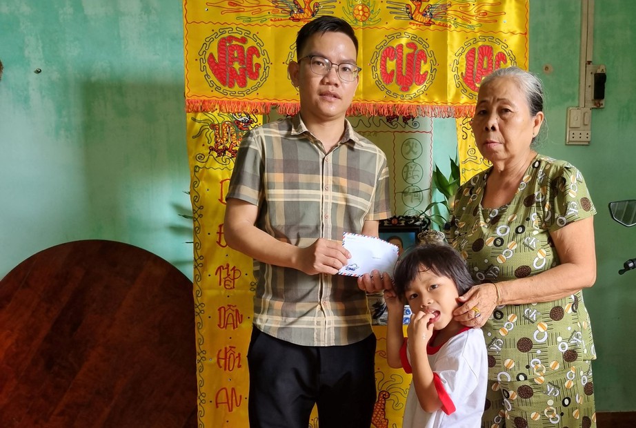 B&aacute;o Giao th&ocirc;ng trao gần 10 triệu đồng của bạn đọc sẻ chia với nạn nh&acirc;n tai nạn - Ảnh 1.