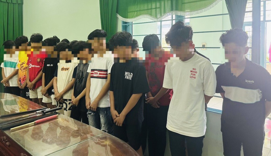 Chửi nhau tr&ecirc;n mạng x&atilde; hội, 25 thanh thiếu ni&ecirc;n mang hung kh&iacute; rượt ch&eacute;m nhau - Ảnh 1.