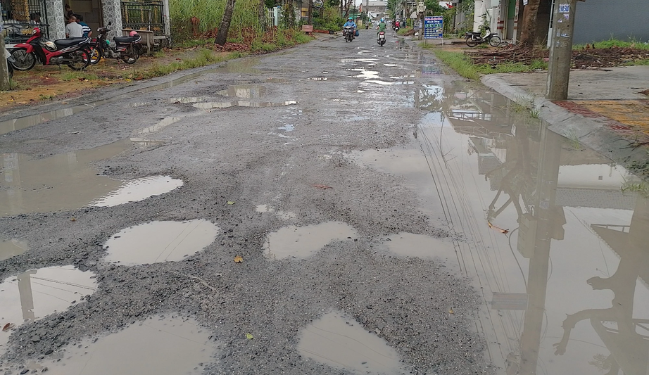 Tuyến đường đầy ổ g&agrave;, người d&acirc;n la l&agrave;ng, la x&oacute;m - Ảnh 2.