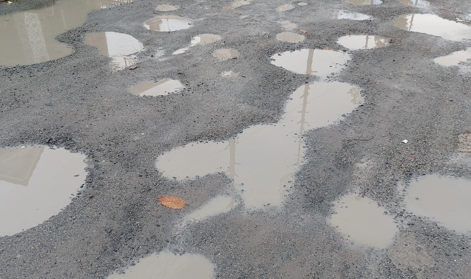 Tuyến đường đầy ổ g&agrave;, người d&acirc;n la l&agrave;ng, la x&oacute;m - Ảnh 1.