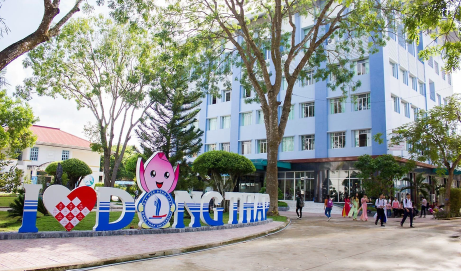 Trường Đại học Đồng Th&aacute;p hỗ trợ học ph&iacute; cho hai con thầy Hiệu trưởng đột quỵ trong ng&agrave;y khai giảng - Ảnh 1.