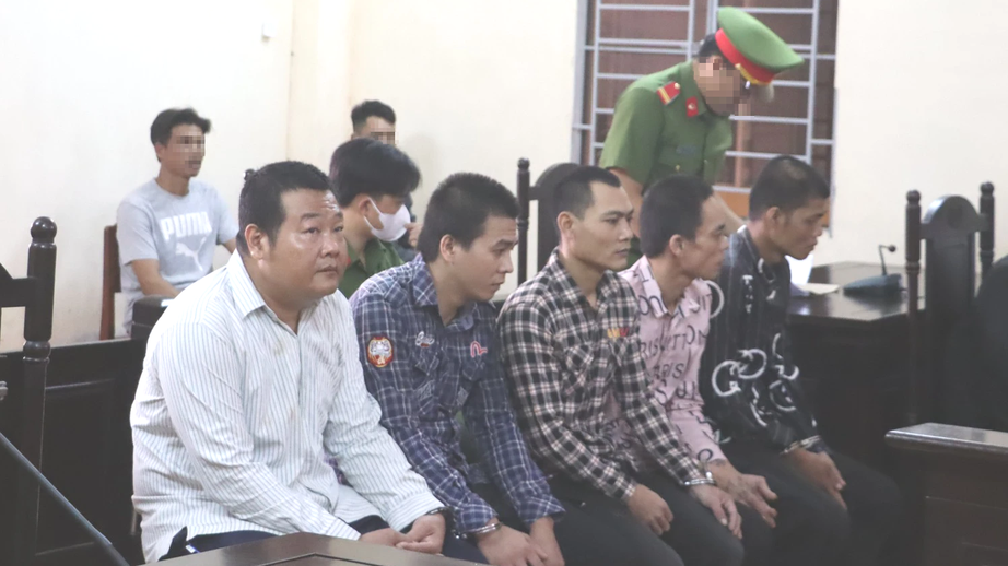 Nh&oacute;m ngư phủ h&agrave;nh hạ đồng nghiệp tr&ecirc;n t&agrave;u c&aacute; ở C&agrave; Mau l&atilde;nh &aacute;n - Ảnh 1.