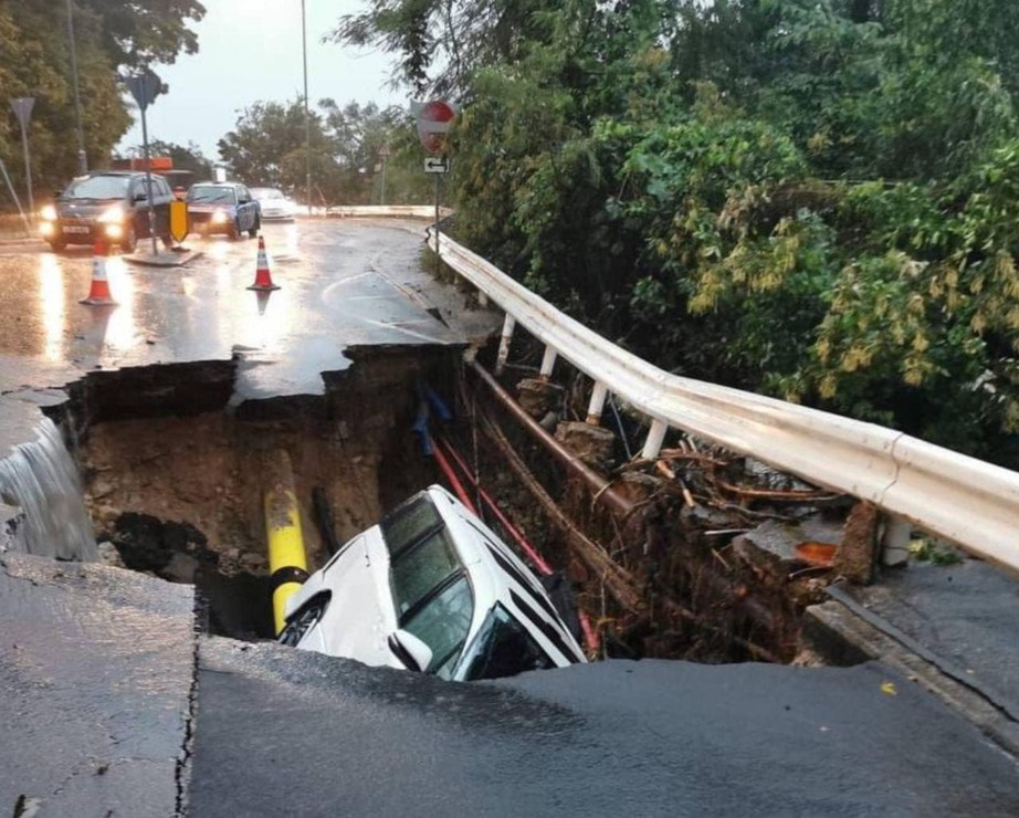 Đường phố, ga t&agrave;u điện ngầm tại Hong Kong ngập lụt trong trận mưa lớn nhất trong 140 năm  - Ảnh 10.