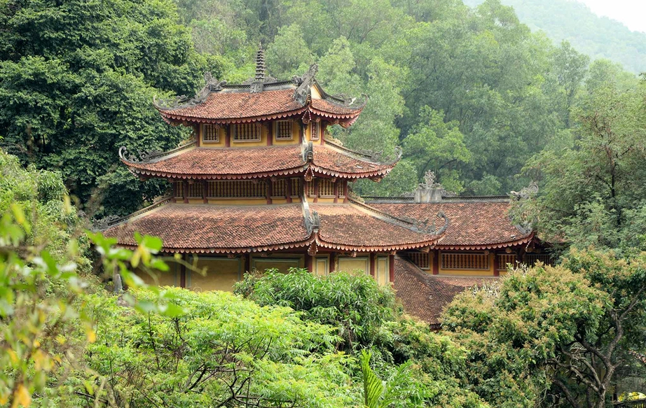Kỳ b&iacute; ng&ocirc;i ch&ugrave;a chứa kho cổ vật dưới ch&acirc;n n&uacute;i Nhẫm Dương - Ảnh 1.