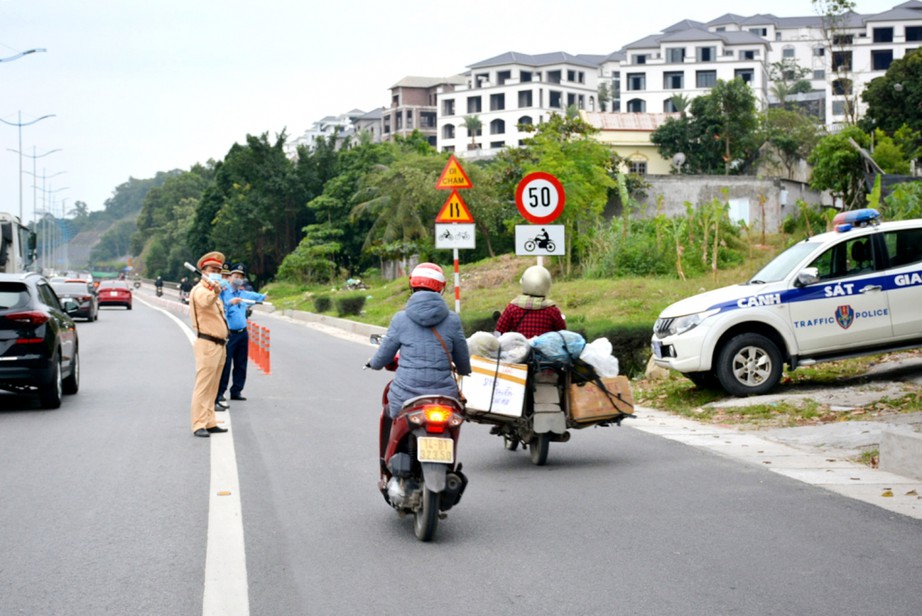 Nhiều xe m&ocirc; t&ocirc;, xe gắn m&aacute;y ngh&ecirc;nh ngang đi v&agrave;o l&agrave;n cấm tr&ecirc;n cầu B&atilde;i Ch&aacute;y - Ảnh 1.