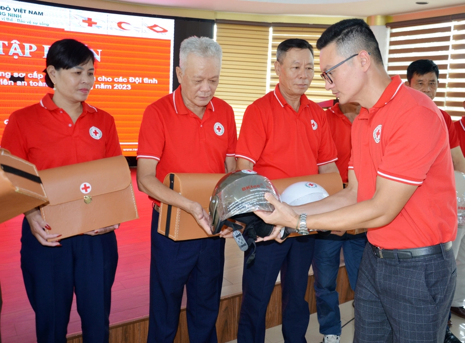 Quảng Ninh tập huấn sơ cấp cứu ban đầu cho c&aacute;c t&igrave;nh nguyện vi&ecirc;n an to&agrave;n giao th&ocirc;ng - Ảnh 2.