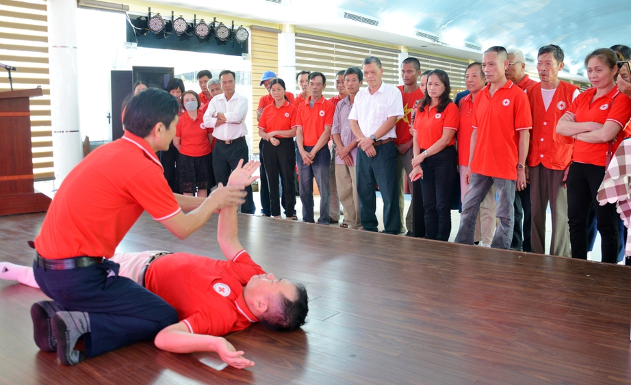 Quảng Ninh tập huấn sơ cấp cứu ban đầu cho c&aacute;c t&igrave;nh nguyện vi&ecirc;n an to&agrave;n giao th&ocirc;ng - Ảnh 1.