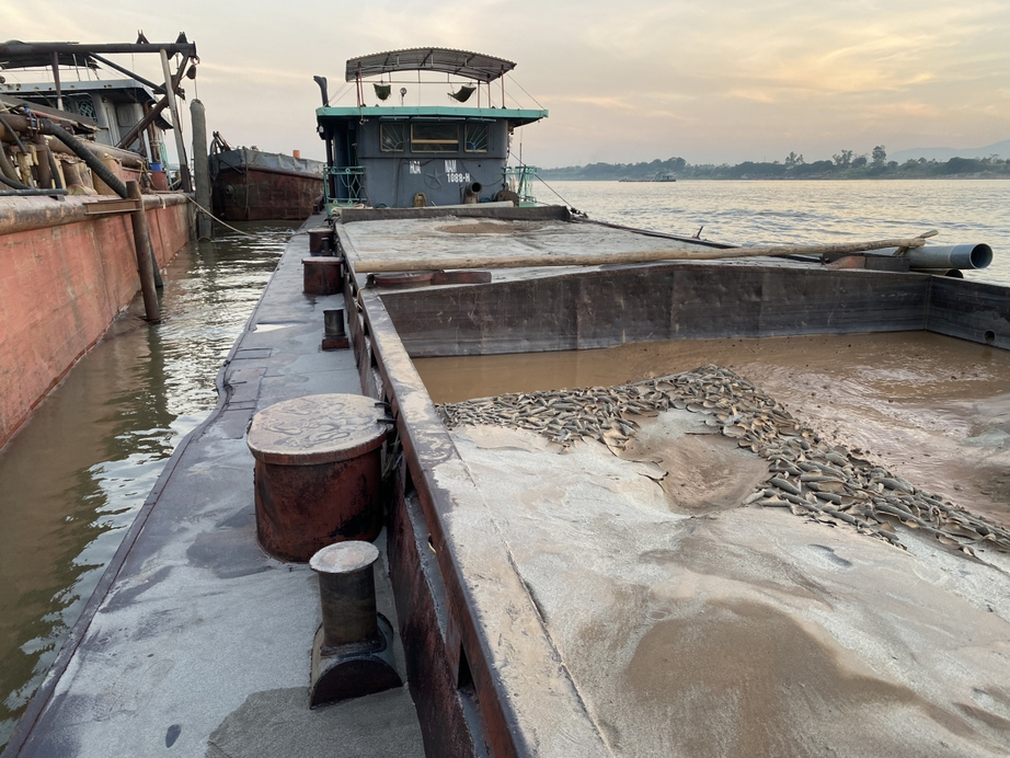 Từ vi phạm mua b&aacute;n 1,2 triệu đồng c&aacute;t lậu, 2 người bị phạt hơn 200 triệu đồng - Ảnh 1.