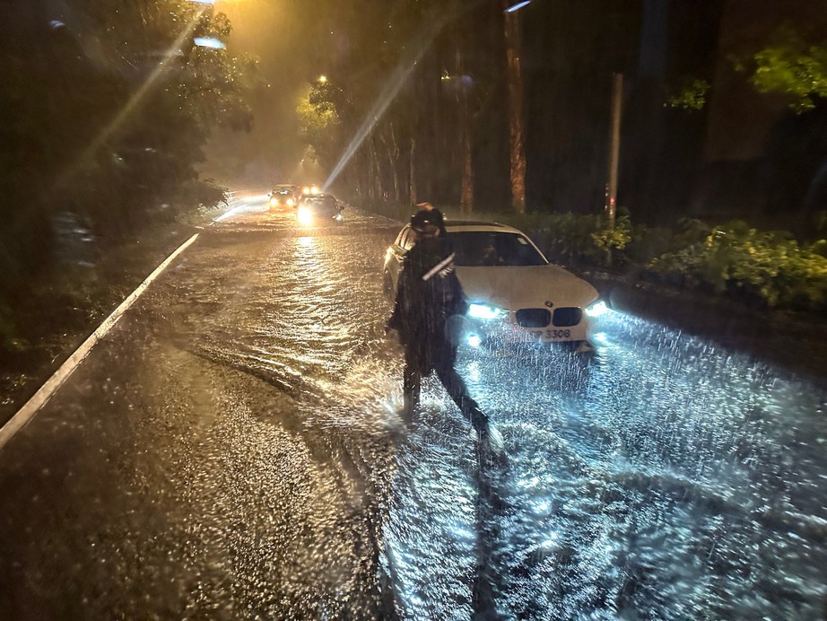 Đường phố, ga t&agrave;u điện ngầm tại Hong Kong ngập lụt trong trận mưa lớn nhất trong 140 năm  - Ảnh 11.