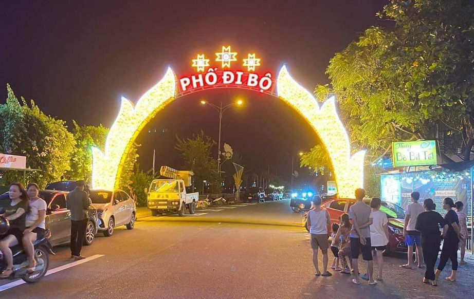 Tuyến phố đi bộ đầu ti&ecirc;n tại Ho&agrave; B&igrave;nh bắt đầu chạy thử nghiệm từ đ&ecirc;m nay (8/9) - Ảnh 1.