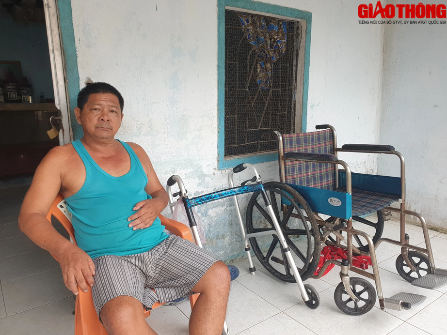 Xấp v&eacute; số mỏng dần của người đ&agrave;n &ocirc;ng vừa tai biến th&igrave; bị tai nạn giao th&ocirc;ng - Ảnh 1.