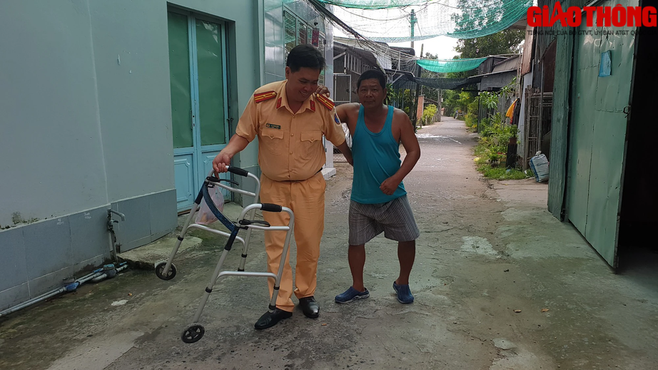 Xấp v&eacute; số mỏng dần của người đ&agrave;n &ocirc;ng vừa tai biến th&igrave; bị tai nạn giao th&ocirc;ng - Ảnh 3.