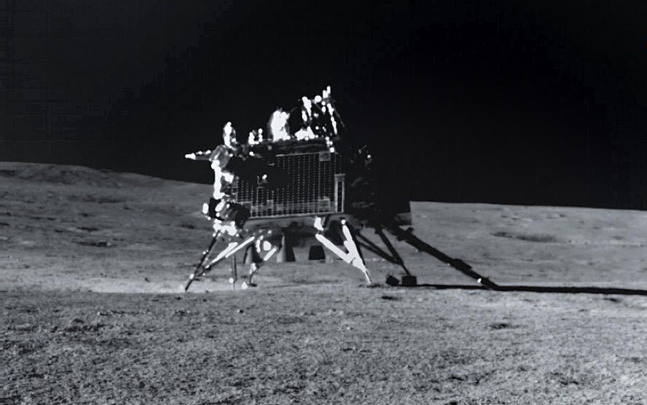 Kỳ tích 'ngoài sức tưởng tượng' của tàu Ấn Độ ở Mặt trăng: Hạ cánh lần nữa! - Ảnh 1. Kỳ tích 'ngoài sức tưởng tượng' của tàu Ấn Độ ở Mặt trăng: Hạ cánh lần nữa! - Ảnh 1.