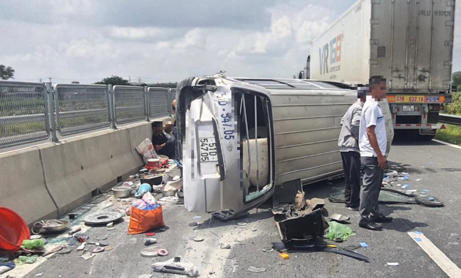 B&igrave;nh Thuận: &Ocirc; t&ocirc; đ&acirc;m dải ph&acirc;n c&aacute;ch lật tr&ecirc;n cao tốc Vĩnh Hảo - Phan Thiết - Ảnh 1.