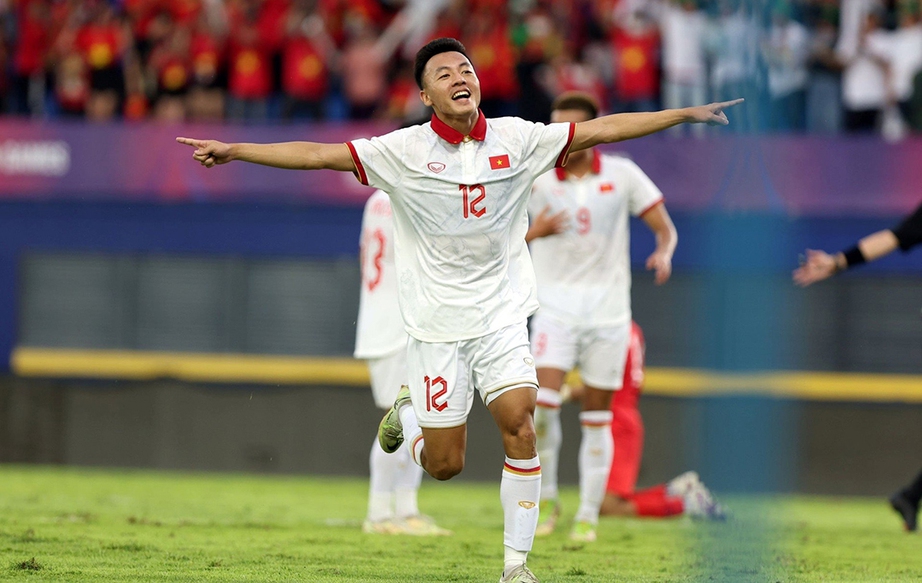 Tiền vệ Nguyễn Th&aacute;i Sơn: Từ cầu thủ v&ocirc; danh vụt s&aacute;ng  sau 9 th&aacute;ng - Ảnh 1.