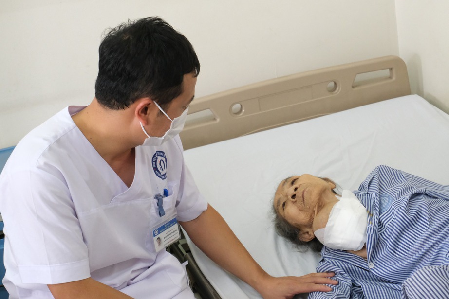 Giải tho&aacute;t khối bướu cổ khủng cho cụ b&agrave; 92 tuổi  - Ảnh 1.