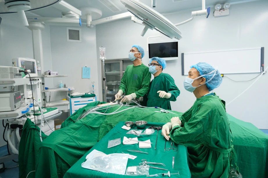Giải tho&aacute;t khối bướu cổ khủng cho cụ b&agrave; 92 tuổi  - Ảnh 2.