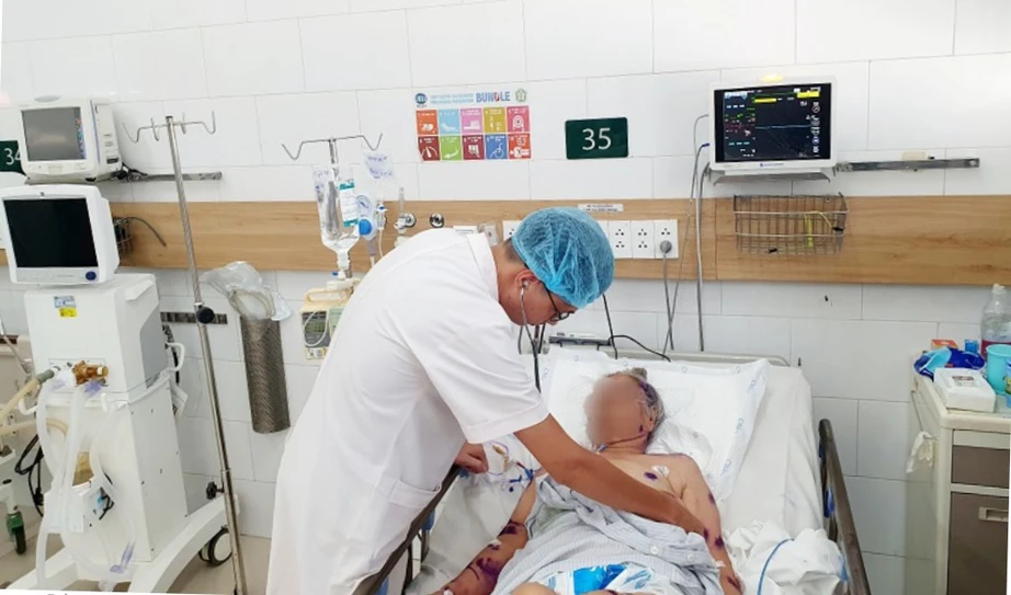 Li&ecirc;n tiếp bệnh nh&acirc;n nguy kịch v&igrave; bị ong đốt - Ảnh 1.