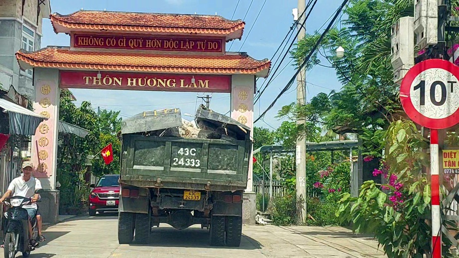Đ&agrave; Nẵng: Xe ben đổi logo, chở đ&aacute; c&oacute; ngọn đại n&aacute;o từ quốc lộ đến đường l&agrave;ng - Ảnh 1.