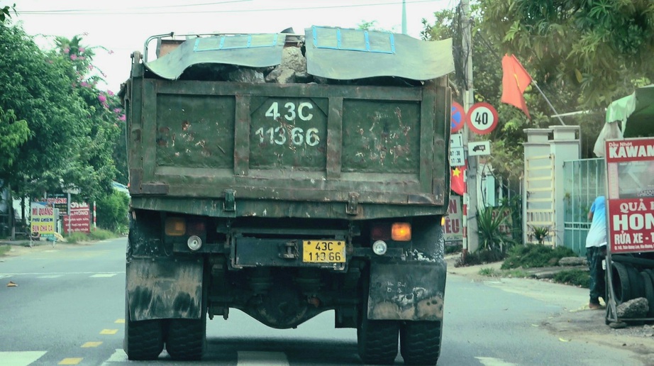 Đ&agrave; Nẵng: Xe ben đổi logo, chở đ&aacute; c&oacute; ngọn đại n&aacute;o từ quốc lộ đến đường l&agrave;ng - Ảnh 2.