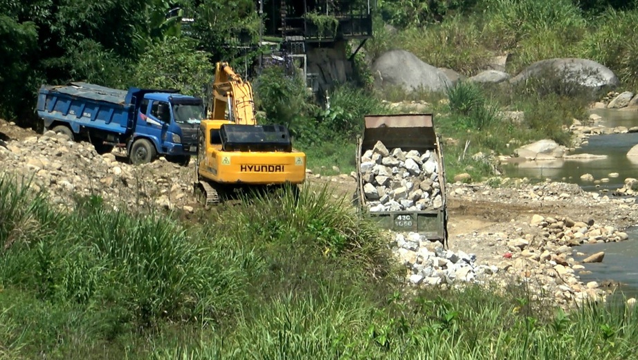 Đ&agrave; Nẵng: Xe ben đổi logo, chở đ&aacute; c&oacute; ngọn đại n&aacute;o từ quốc lộ đến đường l&agrave;ng - Ảnh 5.