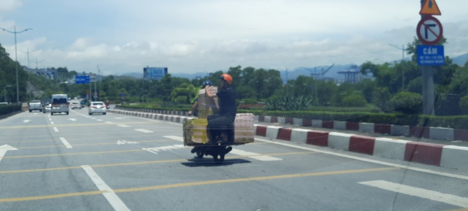 Nhiều xe m&ocirc; t&ocirc;, xe gắn m&aacute;y ngh&ecirc;nh ngang đi v&agrave;o l&agrave;n cấm tr&ecirc;n cầu B&atilde;i Ch&aacute;y - Ảnh 2.