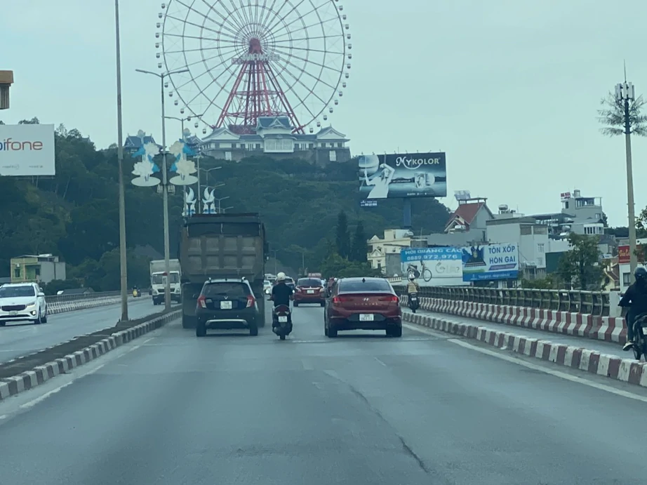 Nhiều xe m&ocirc; t&ocirc;, xe gắn m&aacute;y ngh&ecirc;nh ngang đi v&agrave;o l&agrave;n cấm tr&ecirc;n cầu B&atilde;i Ch&aacute;y - Ảnh 4.