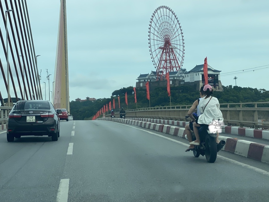 Nhiều xe m&ocirc; t&ocirc;, xe gắn m&aacute;y ngh&ecirc;nh ngang đi v&agrave;o l&agrave;n cấm tr&ecirc;n cầu B&atilde;i Ch&aacute;y - Ảnh 5.